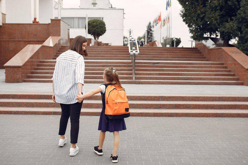 mother drop daughter to school