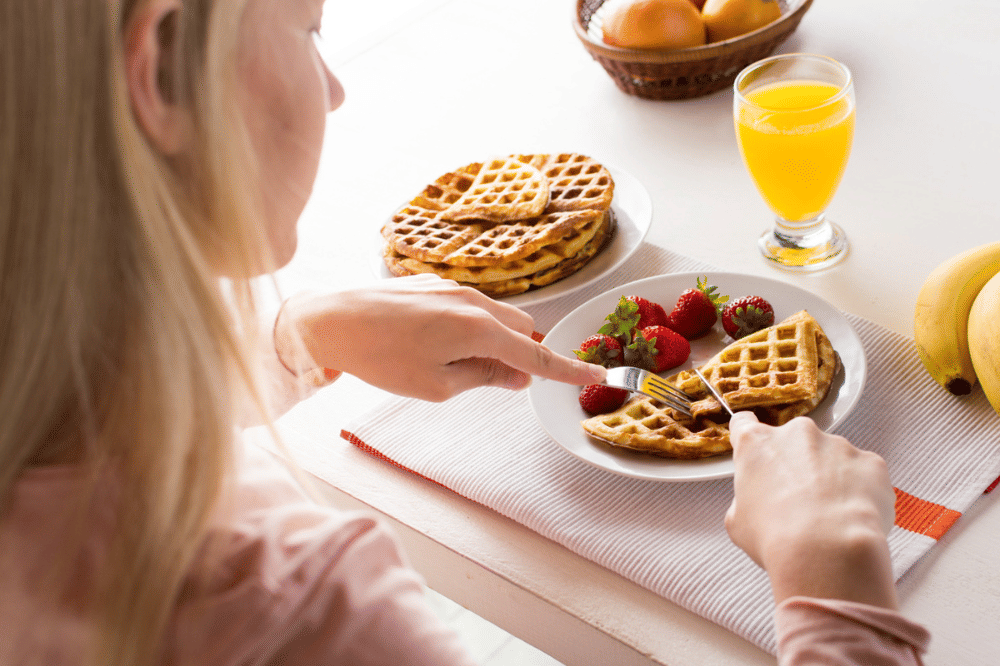 Anak sedang memakan waffle