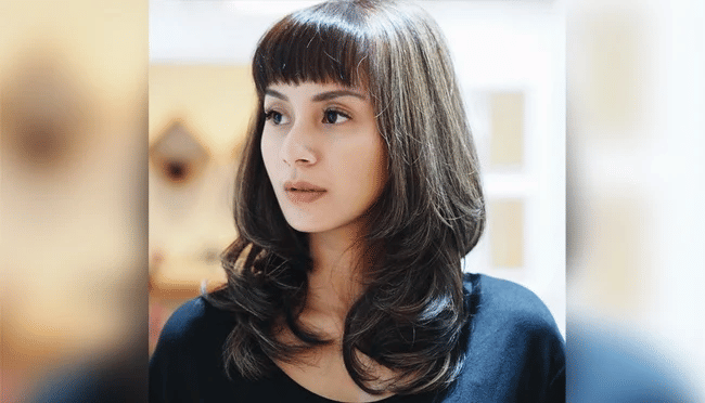 Kirana Larasati dengan poni pendek