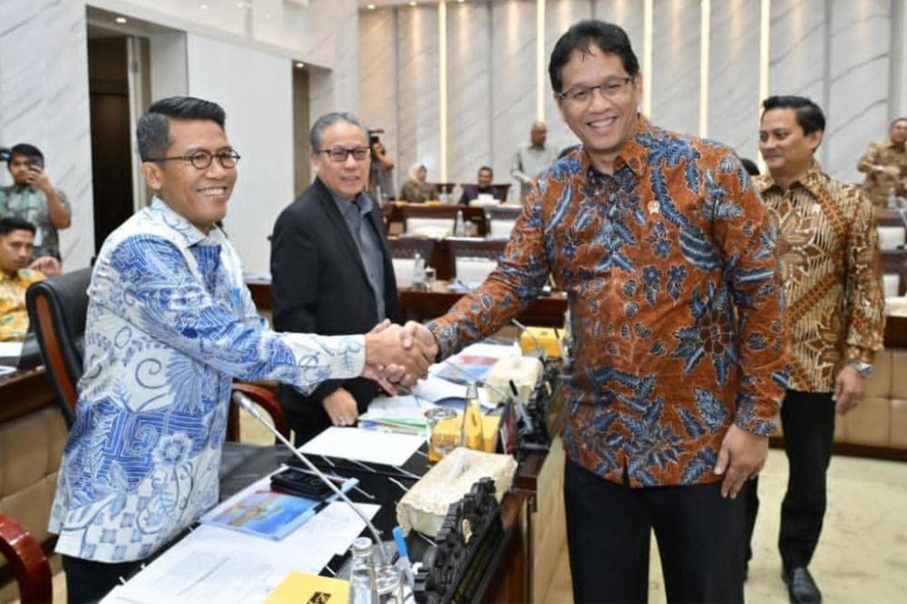Potret Mentri Purbaya dengan Batik, Penuh Kharisma!_20250924_213324_0004.jpg