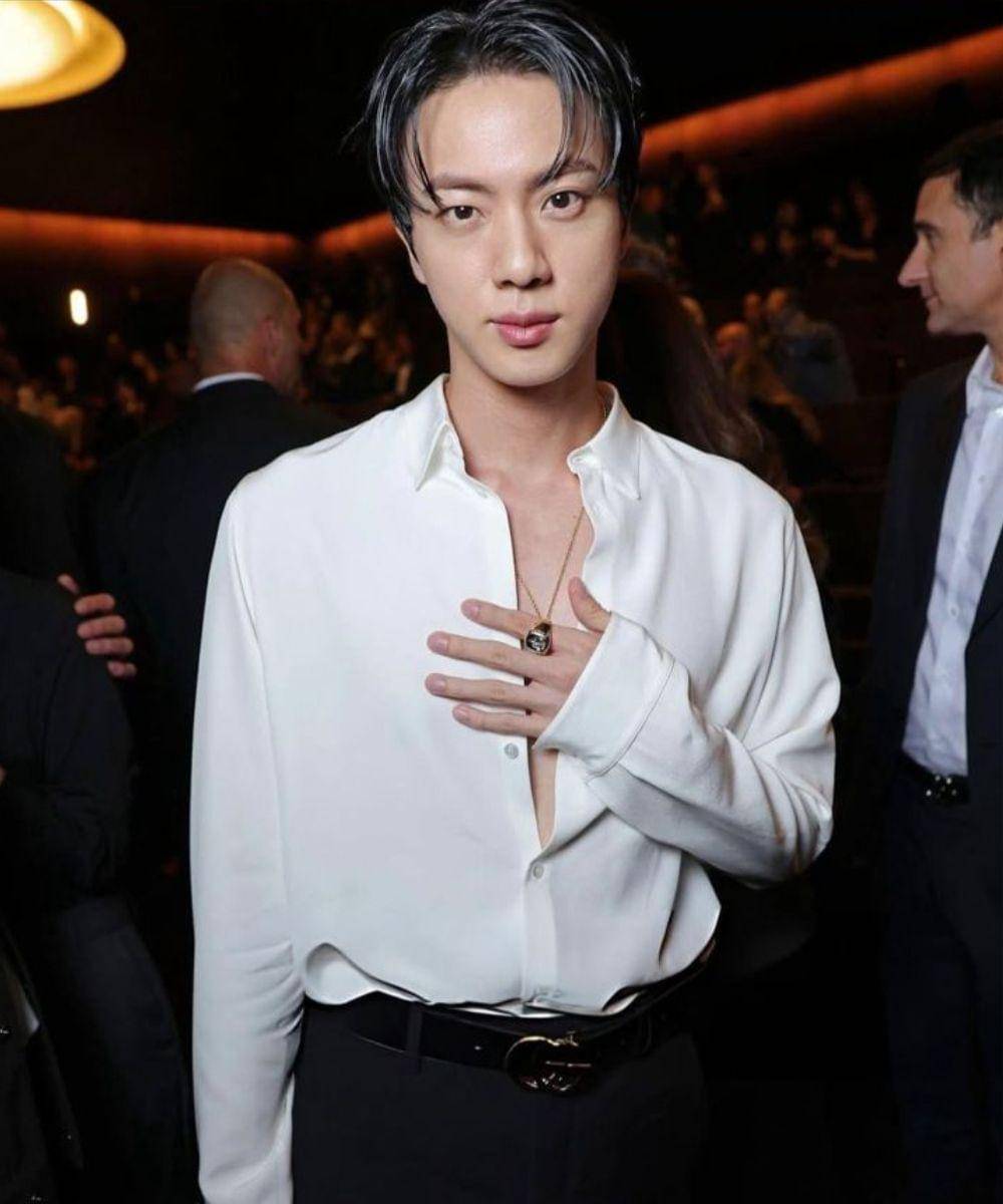 Potret Jin BTS di Event Gucci, Stylish dan Kharismatik