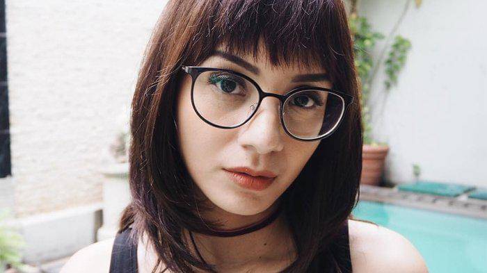 Kirana Larasati dengan kacamata