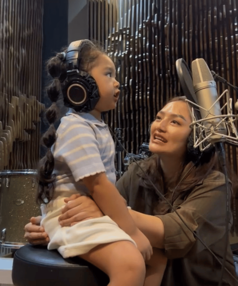 Xarena rekaman ditemani Mamanya Siti Badriah