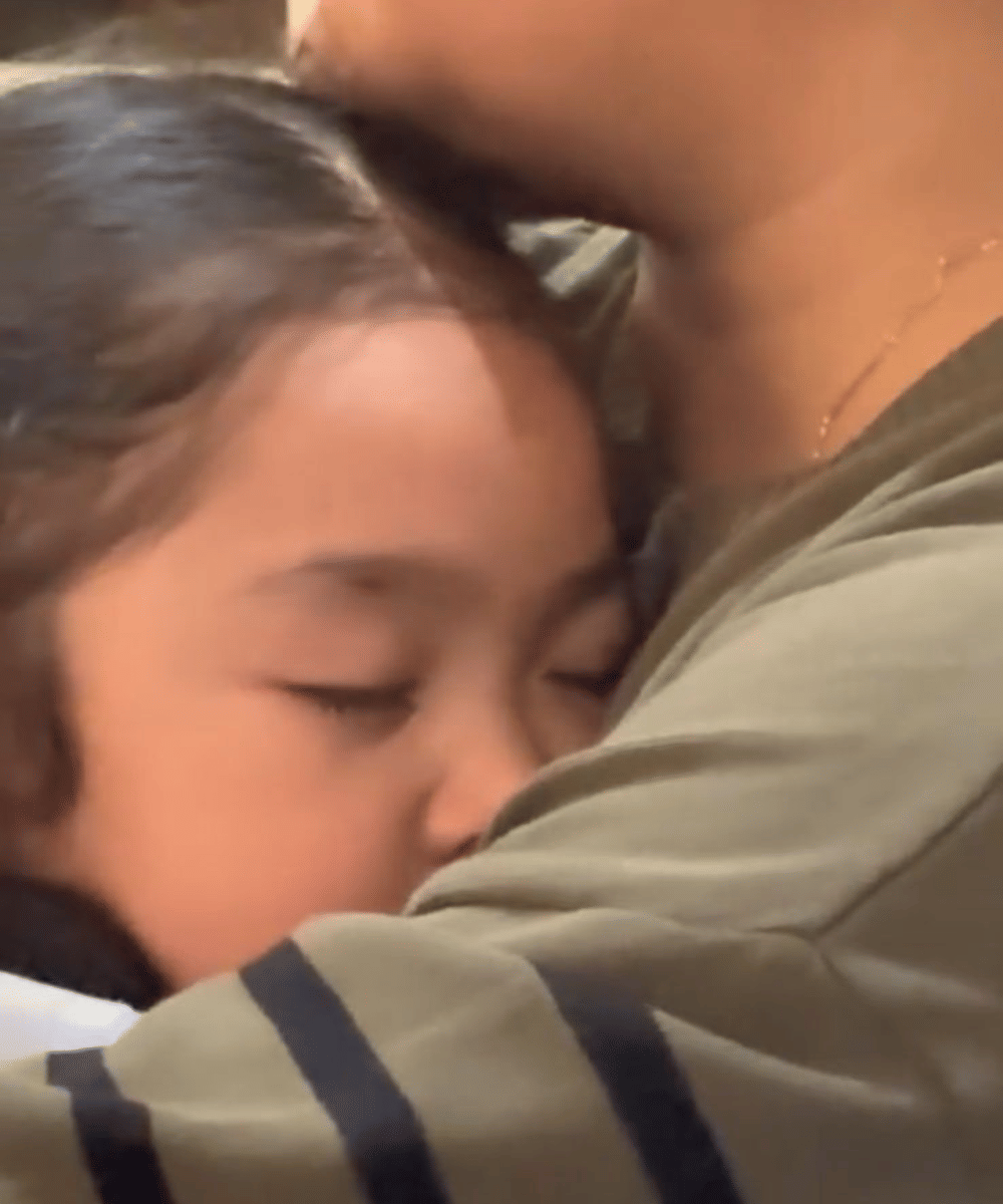 Xarena tertidur dipelukan pengasuhnya