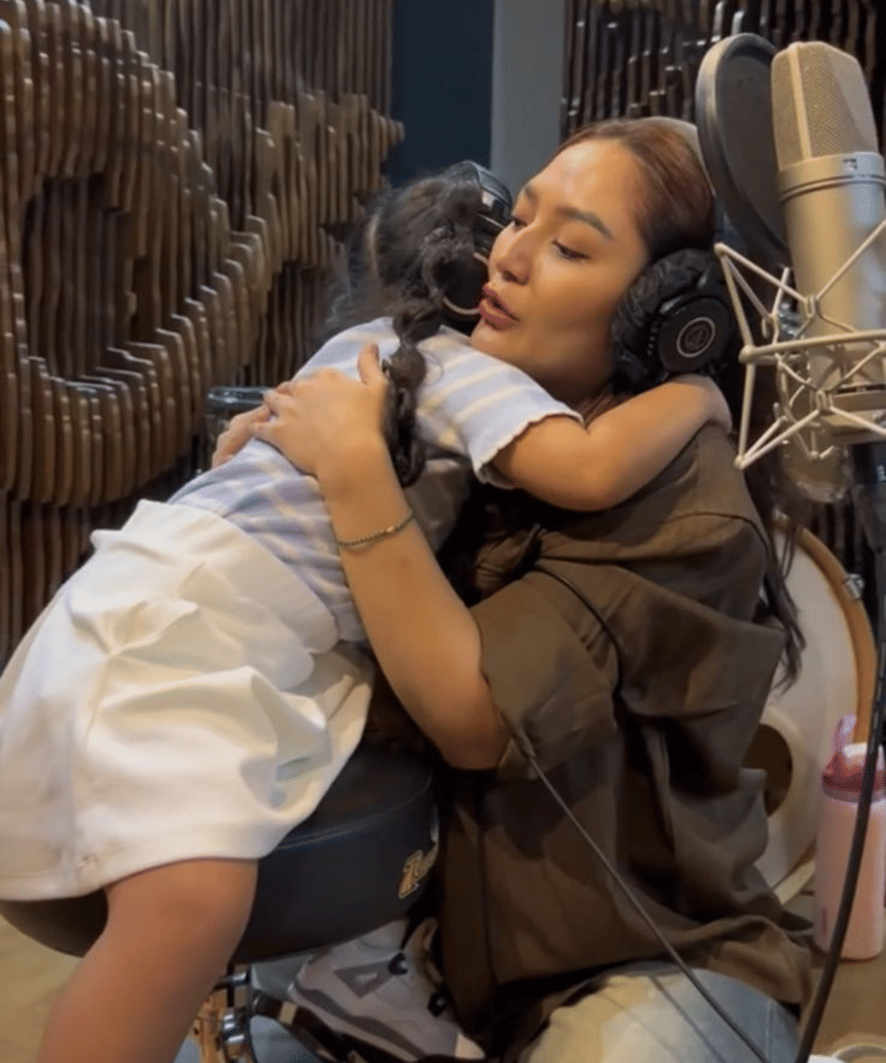 Xarena menangis di tengah rekaman