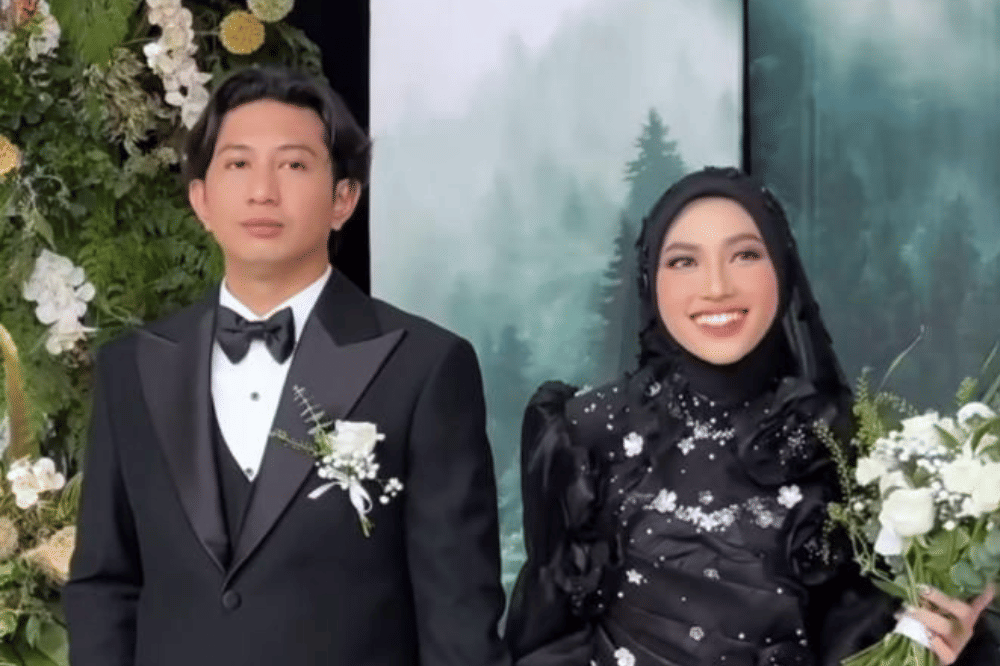 Artis yang gunakan baju hitam