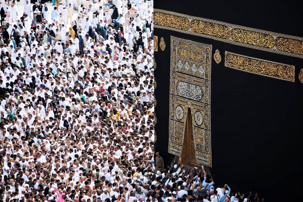 ilustrasi orang-oramg berkumpul di dekat Ka'bah (pexels.com/Andrea Piacquadio)