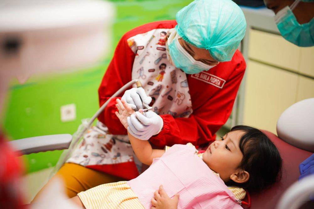 Anak di klinik gigi