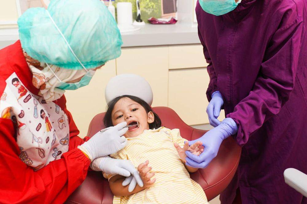 Anak sedang pemeriksaan gigi