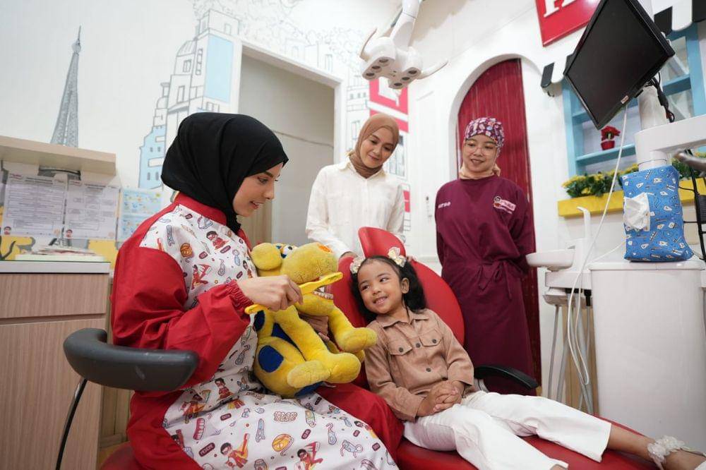 Dokter gigi dan pasien anak