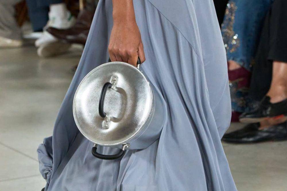 Koleksi Unik Moschino Spring/Summer 2026, Ada Tas Bentuk Panci