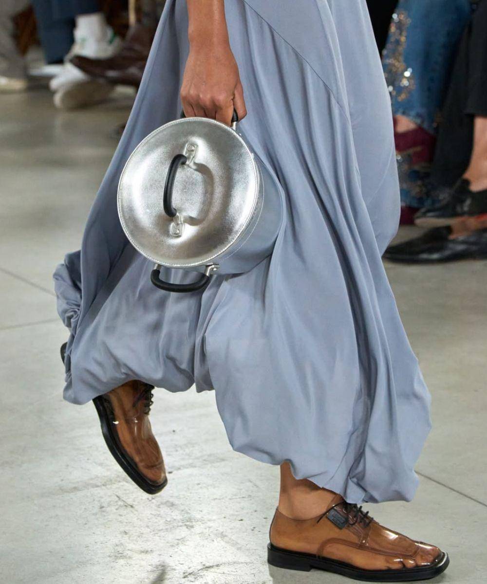 Koleksi Unik Moschino Spring/Summer 2026, Ada Tas Bentuk Panci