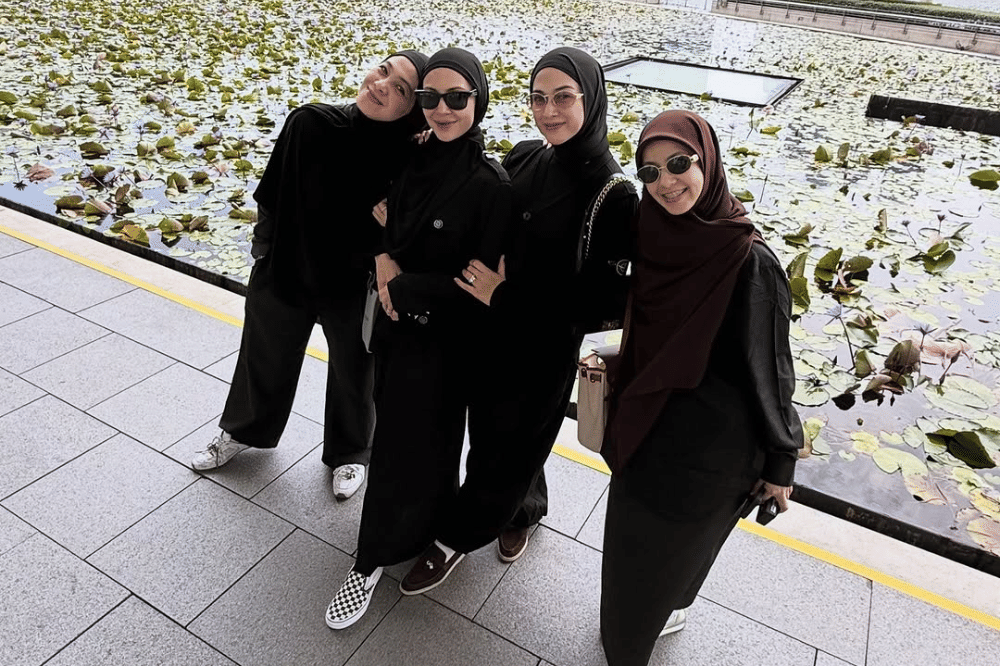 Foto Nina Zatulini Liburan Bersama Geng Ranayu di Singapura 1.png