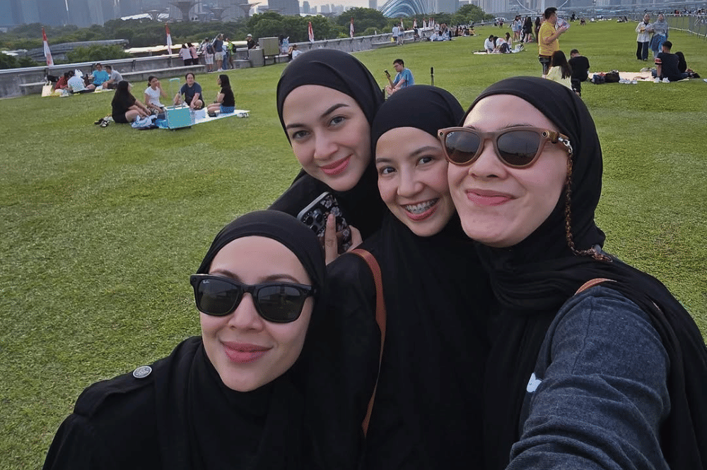 Foto Nina Zatulini Liburan Bersama Geng Ranayu di Singapura 2.png