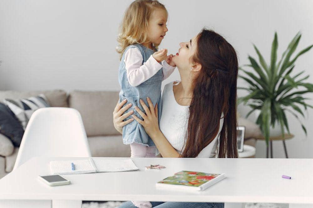 8 Tips Menghadapi Fase Anak Tidak Mau Lepas dari Orangtua, Mama Can Relate!