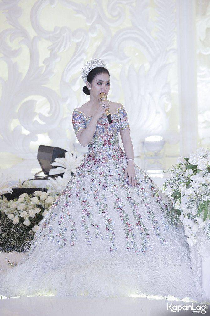 Dress pernikahan Syahrini buatan Sebastian Gunawan