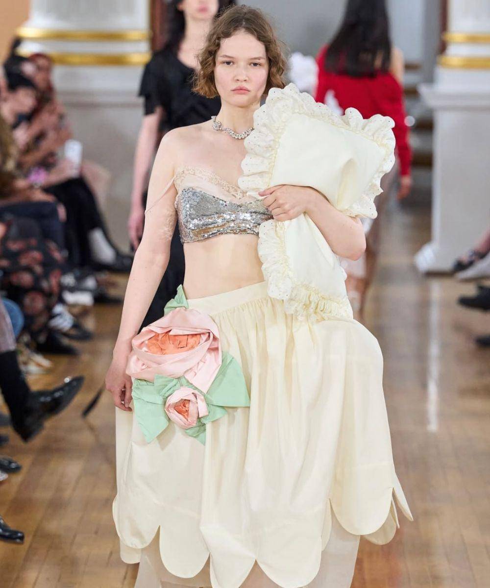 Prediksi Fashion 2026 dari London Fashion Week, Nyentrik!