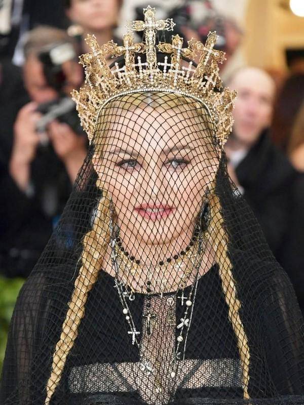 Madonna mengenakan headpiece dan aksesori buatan Rinaldy Yunardi