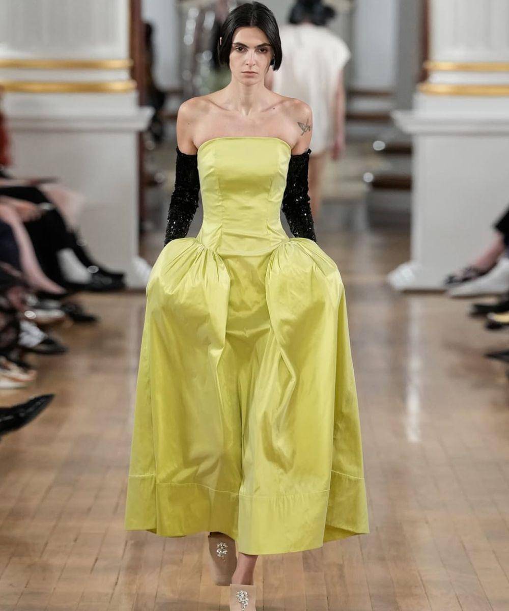 Prediksi Fashion 2026 dari London Fashion Week, Nyentrik!