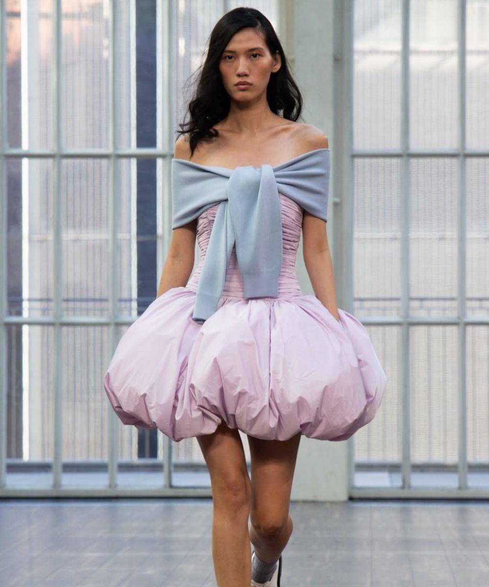 Prediksi Fashion 2026 dari London Fashion Week, Nyentrik!