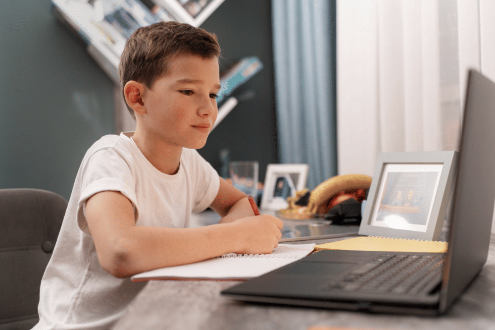 Anak sedang belajar di depan laptop