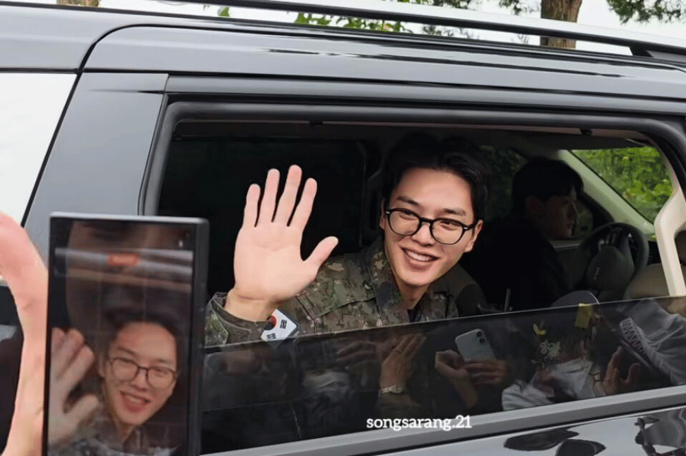 Song Kang Kembali, Resmi Selesai Wajib Militer 1 Oktober 2025.png
