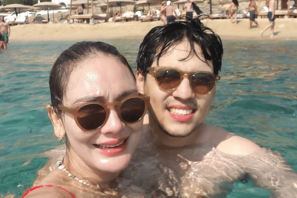 Foto Mesra Luna Maya dan Maxime Honeymoon di Pantai