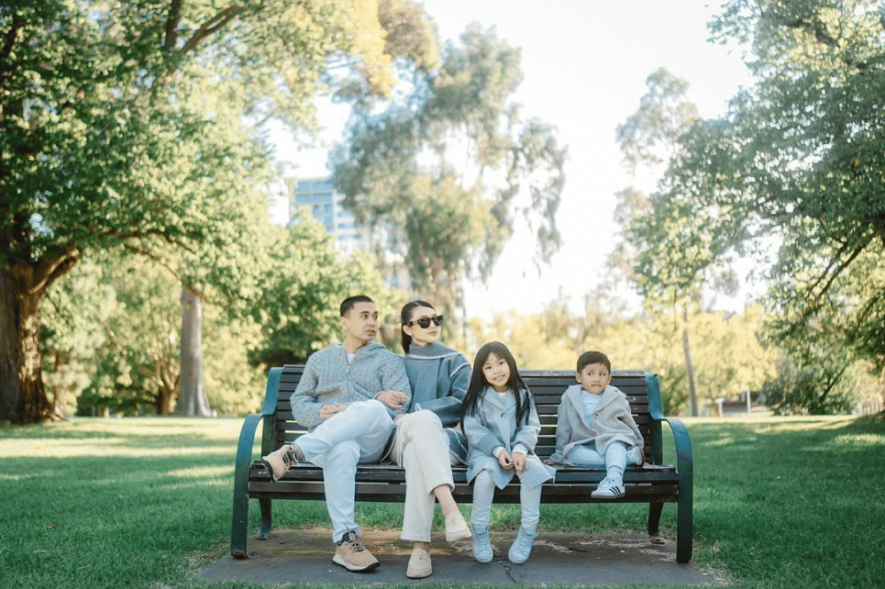 Raditya Dika dan Anissa Aziza bersama anak-anak