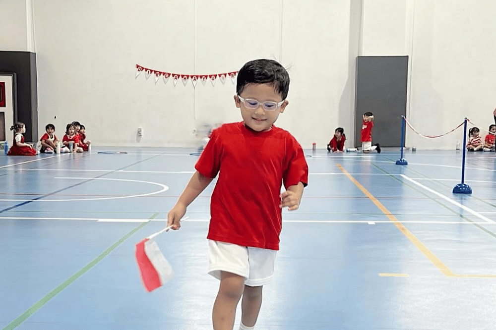 Anak Raditya Dika berlari di lapangan badminton