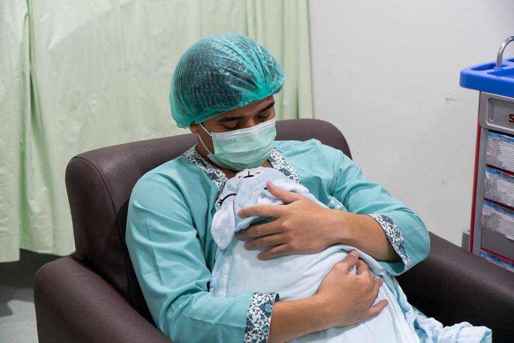 Potret Kelahiran Anak Pertama Billy Syahputra dan Vika Kolesnaya