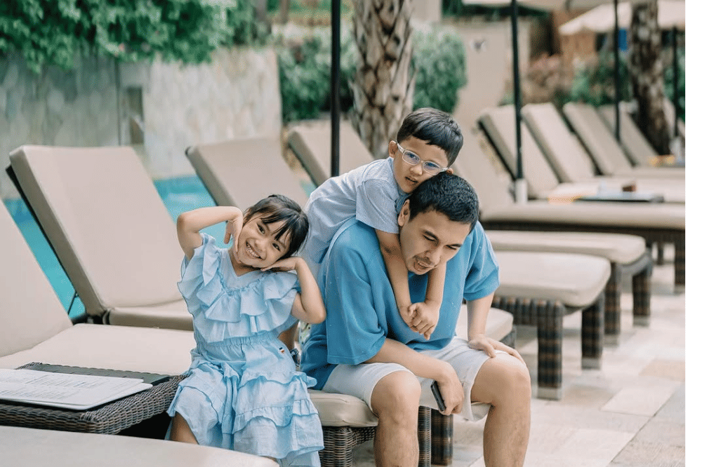 Kedekatan Raditya Dika dan si Kecil