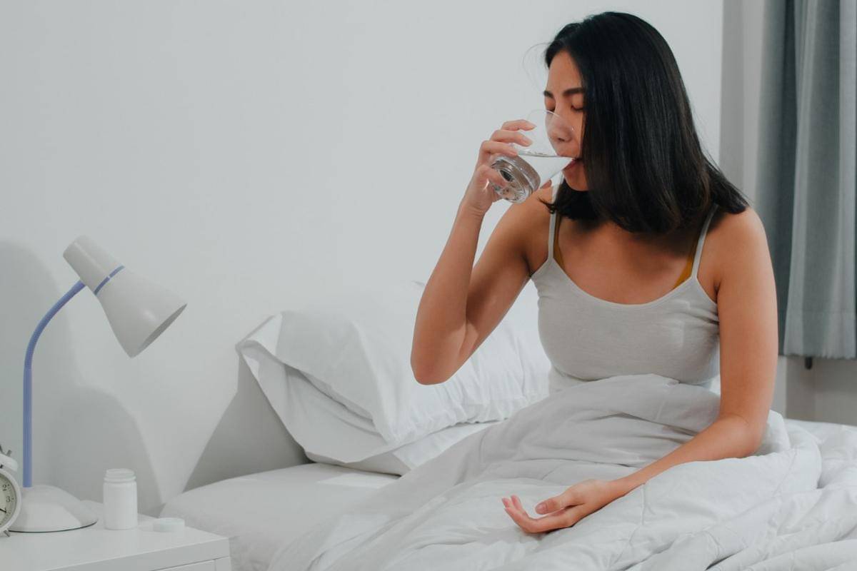 ilustrasi perempuan minum air putih (freepik.com/tirachardz)