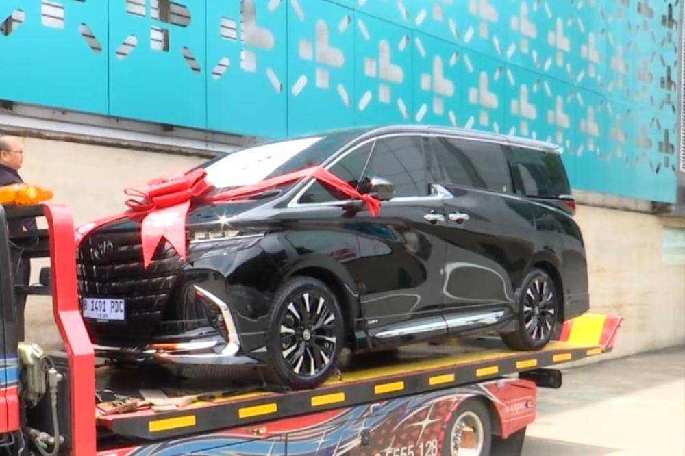 billy syahputra beri mobil istri hadiah lahiran