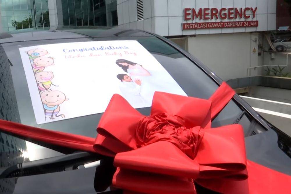billy syahputra beri mobil istri hadiah lahiran