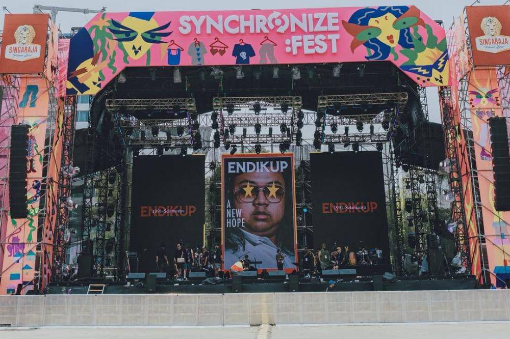 Musisi dan Penonton Terharu Kenang Gustiwiw di Synchronize Fest 2025