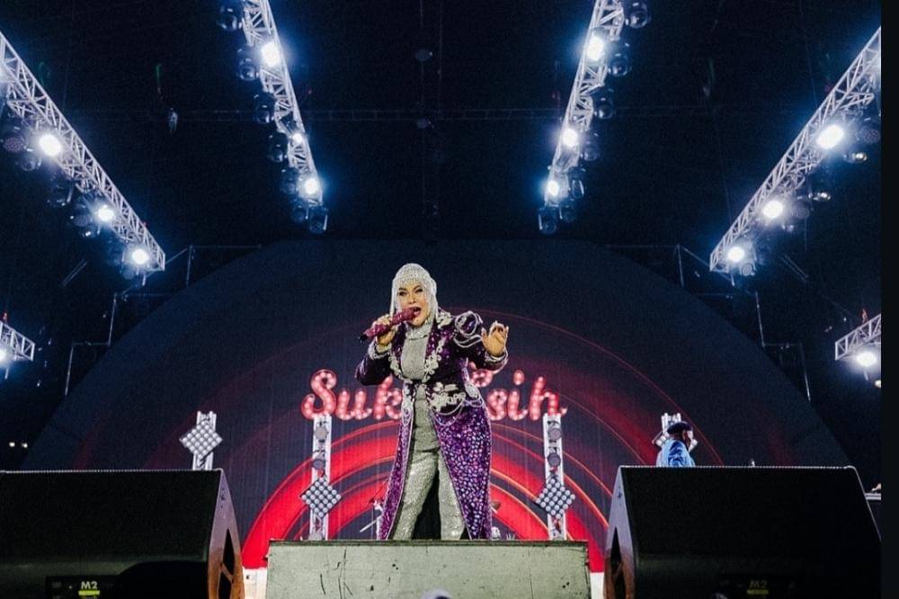 Gaya Panggung Glamor Elvy Sukaesih di Synchronize Fest 2025