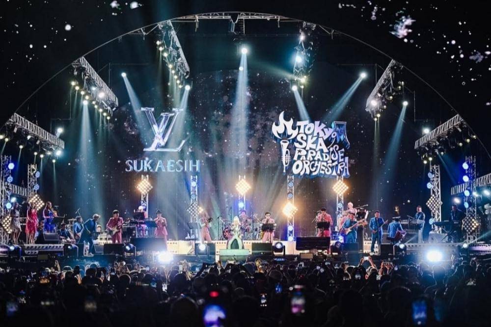 Gaya Panggung Glamor Elvy Sukaesih di Synchronize Fest 2025