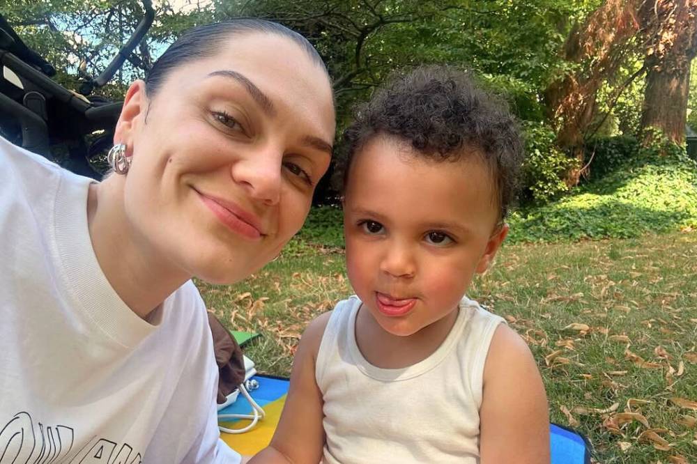 Momen Jessie J Saat Nyanyi Bareng Anaknya, Skylar Corman