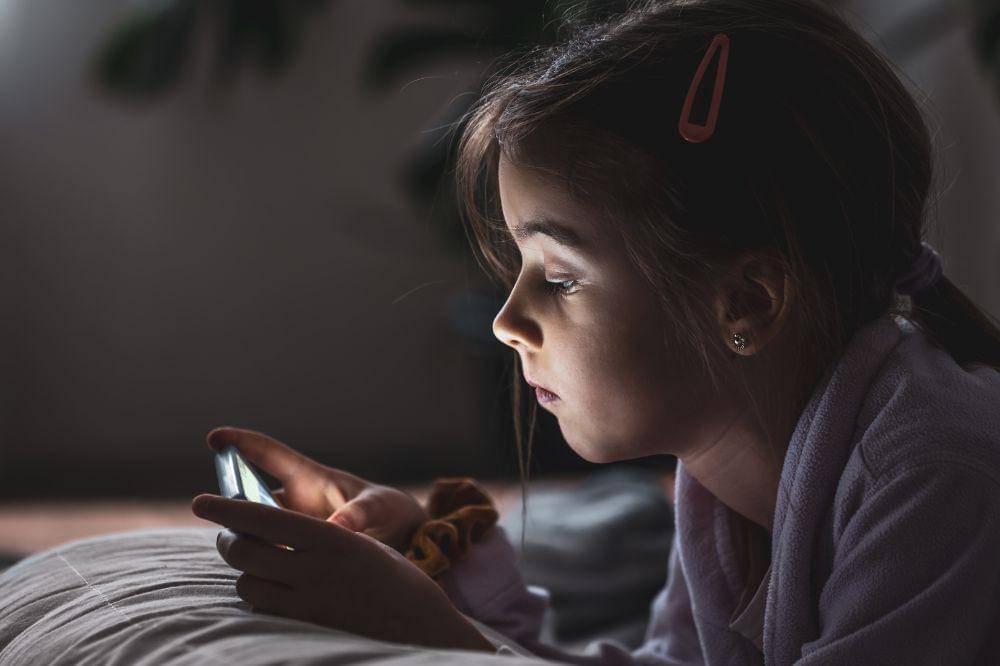 Benarkah Radiasi Ponsel Bisa Bikin Otak Rusak? Ini Faktanya!