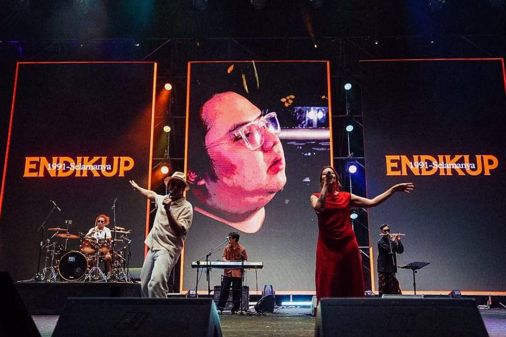 Musisi dan Penonton Terharu Kenang Gustiwiw di Synchronize Fest 2025