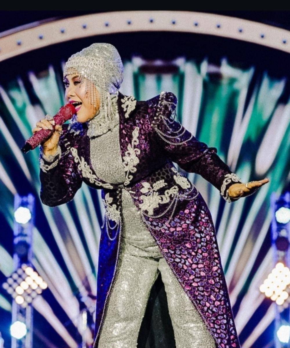 Ayollar sutyenli va külotsiz fotosuratlar