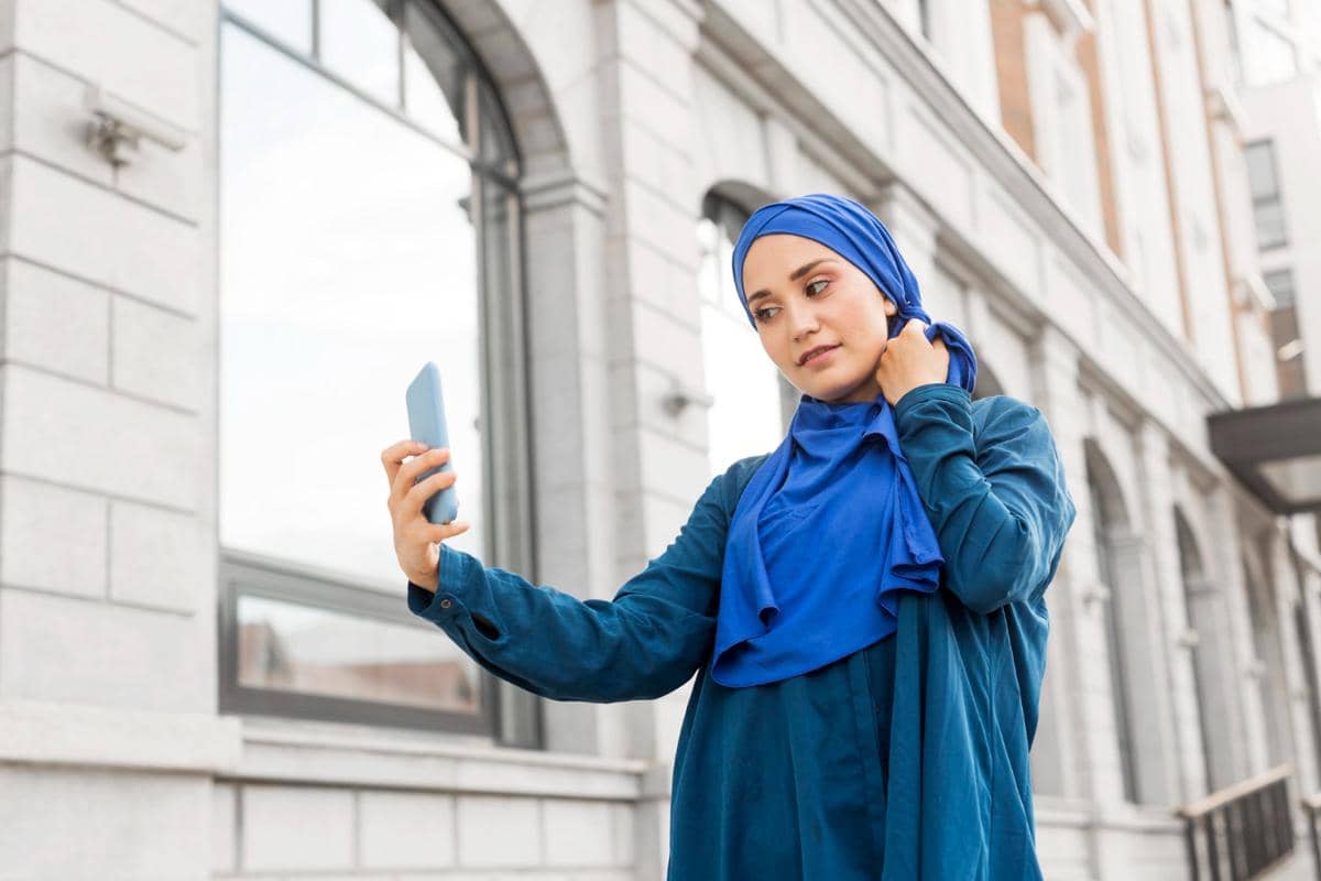 Memilih bandana atau ciput dengan warna yang terlalu mencolok 