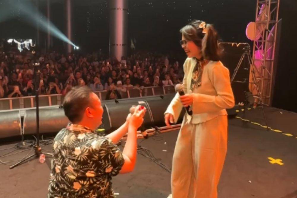 5 Seleb Ini Dapat Kejutan Lamaran di Atas Panggung