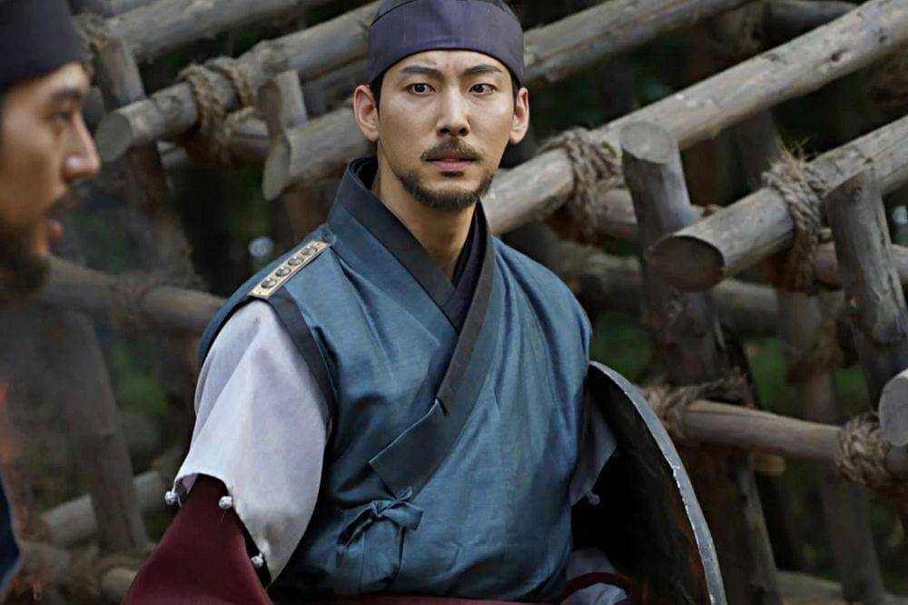 Park Young-woon sebagai Shin Soo-hyuk, pengawal pribadi raja
