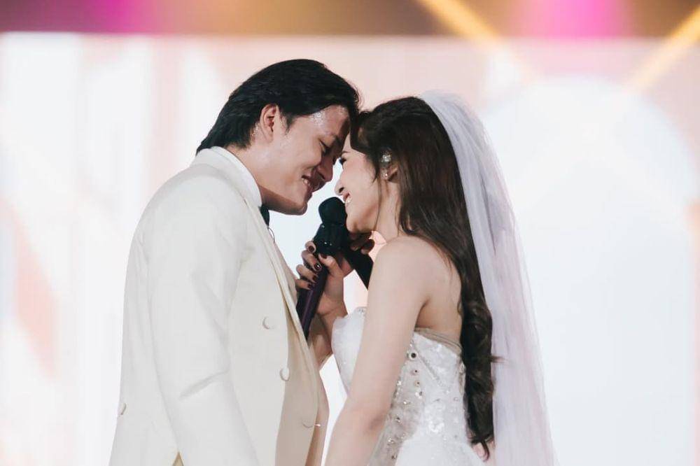 5 Seleb Ini Dapat Kejutan Lamaran di Atas Panggung