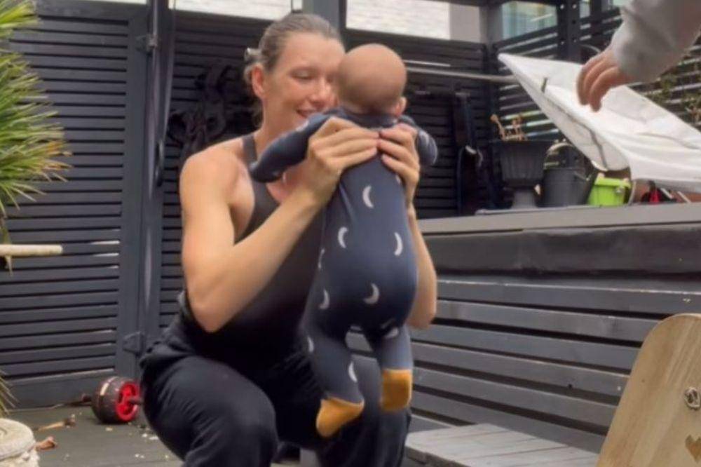 Inspiratif! Mama Ini Tetap Workout Meski Sambil Menyusui