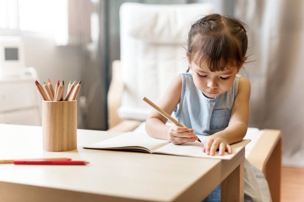 10 Cara Terbaik Ajarkan Anak Menulis
