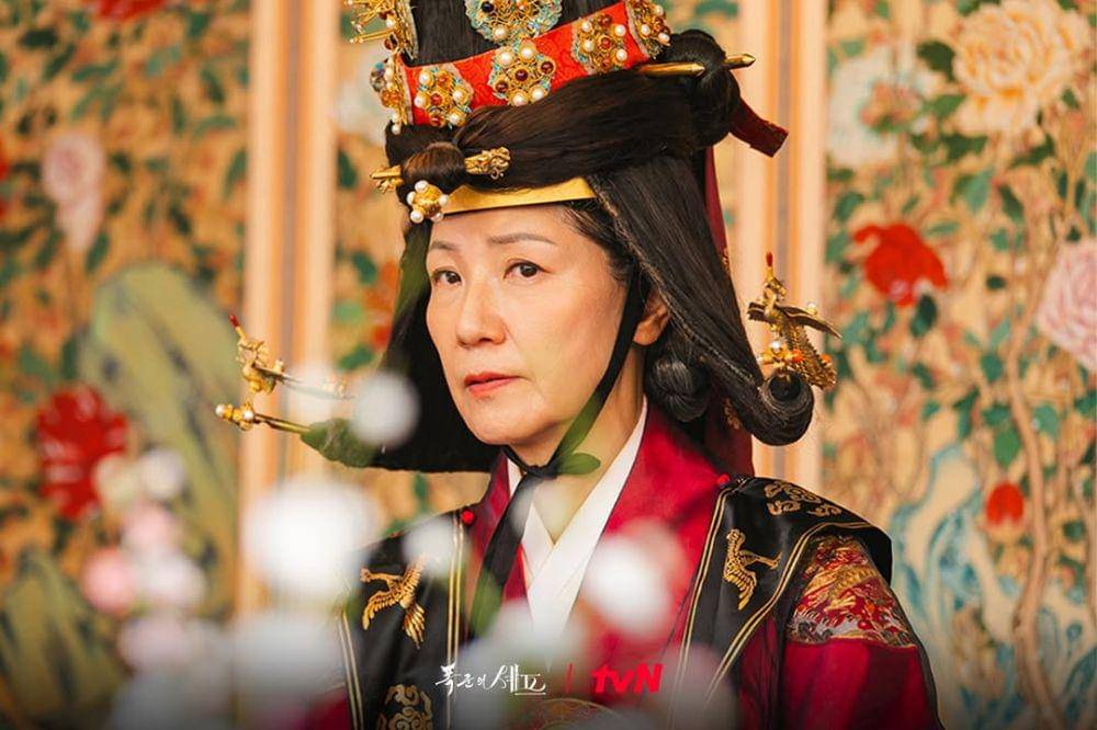 Seo Yi-sook sebagai Grand Queen Dowager In-ju
