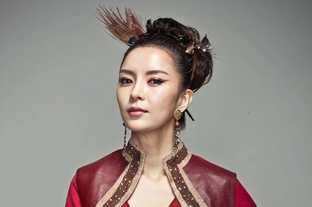 Shin Eun-jung sebagai Queen Dowager Jahyeon, ibu tiri raja yang licik
