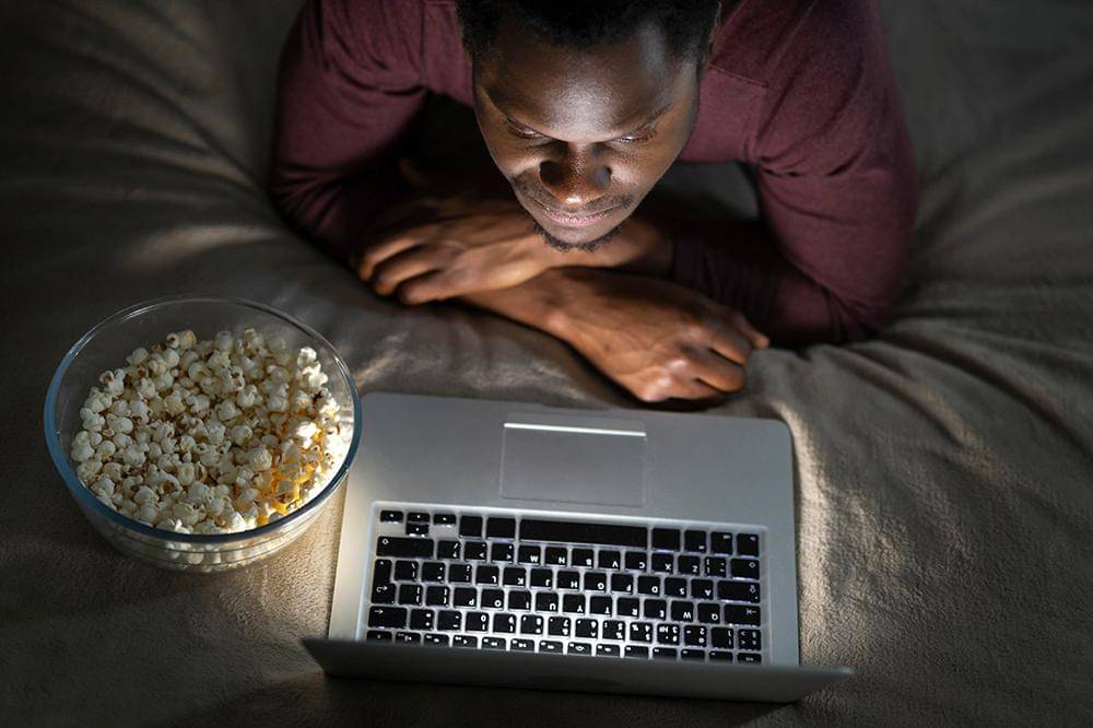 illustrasi nonton film.jpg